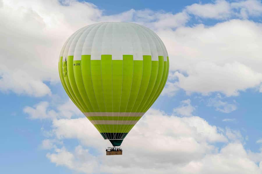 Dubai: Sunrise Hot Air Balloon Ride with Transfers - Watching the balloon come alive in the desert
