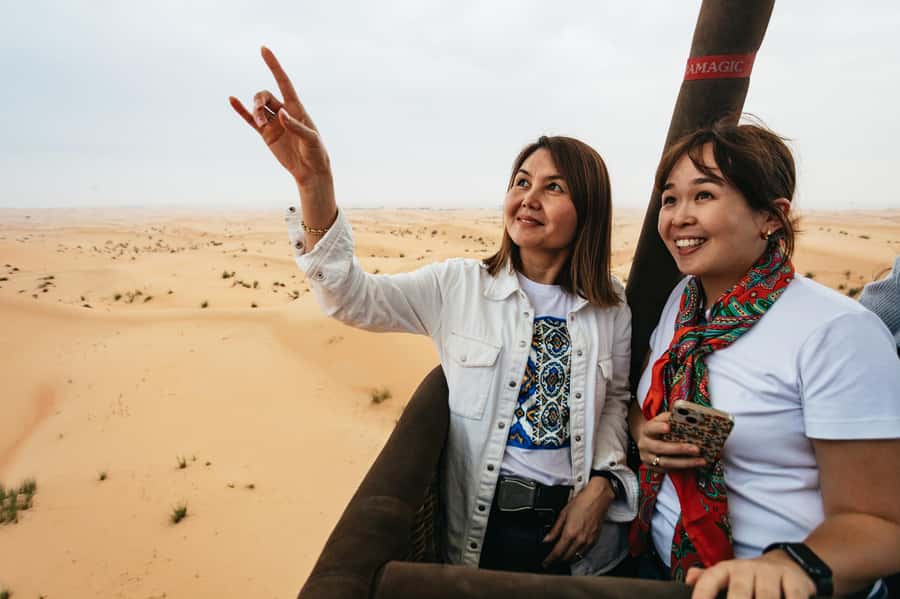 Dubai: Sunrise Hot Air Balloon Tour Over the Desert - Rising with the sun over Margham