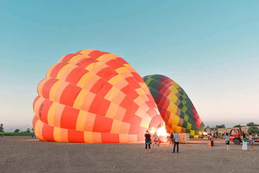 Dubai: Sunrise Hot Air Balloon Tour with E-Certificate - Watching a balloon come to life