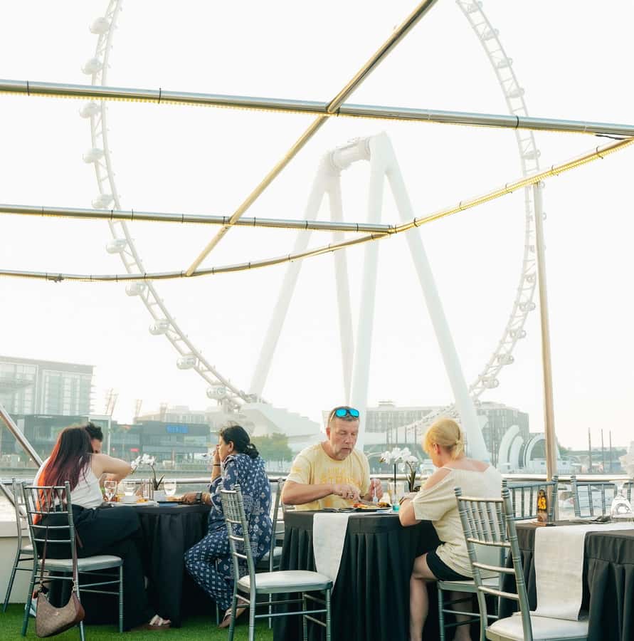 Dubai: Sunset or Dinner Cruise with Live Music & Open Bar - What to expect from the buffet dinner