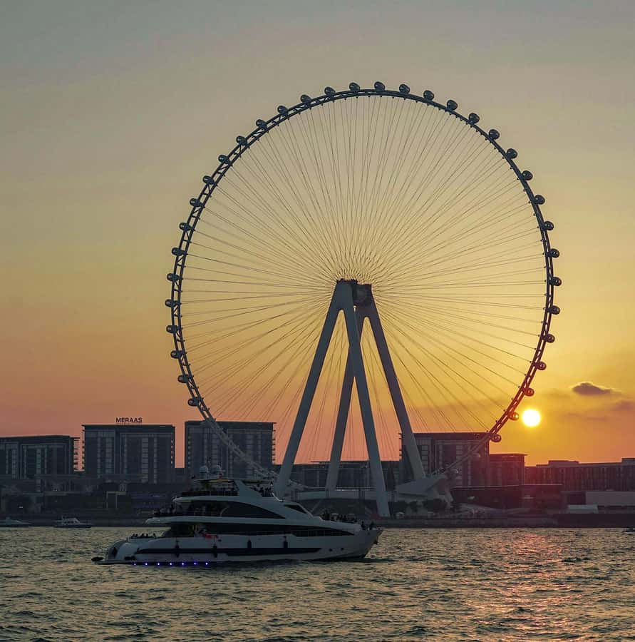 Dubai: Superyacht Experience with Live Music & Drinks - Food from breakfast through dinner