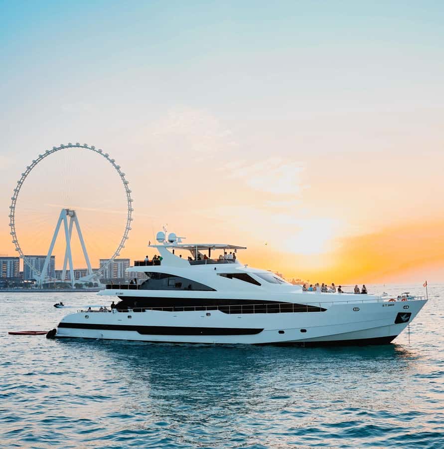 Dubai: Superyacht Experience with Live Music & Drinks - Swimming time and life on the water