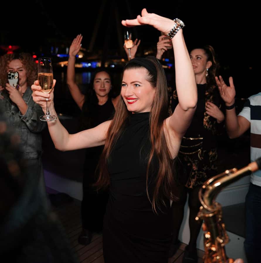 Dubai: Superyacht Experience with Party & Live DJ - Dubai Harbour, Jumeirah Beach, and Bluewaters after sunset