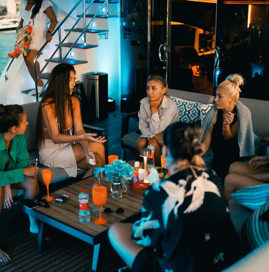 Dubai: Superyacht Experience with Party & Live DJ - Dinner, pasta, snacks, and the drinks package