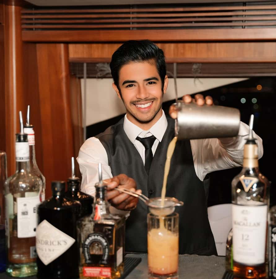 Dubai: Superyacht Experience with Party & Live DJ - Service is one of the strongest reasons to go