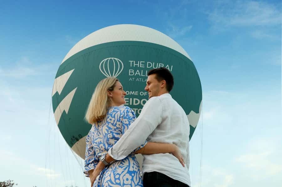 Dubai: The Dubai Balloon at Atlantis - The pilots and staff add warmth