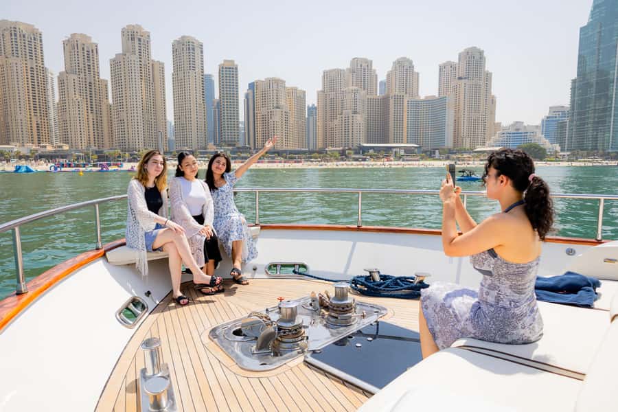 Dubai: The Luxury Yacht Tour with Live BBQ Option - What happens during the cruise
