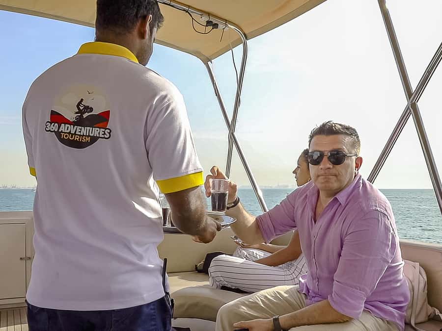 Dubai: The View At The Palm Ticket & 1.5 Afternoon Yacht - From Palm Jumeirah Mall to Dubai Harbour
