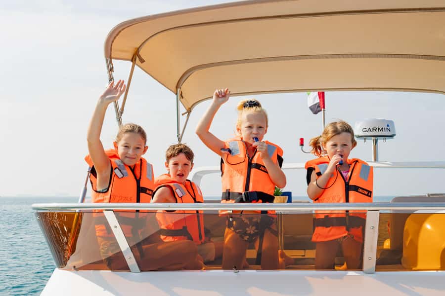 Dubai: Yacht Cruise with Swimming, Snorkeling and BBQ Lunch - BBQ Lunch, Fruit, and Unlimited Drinks