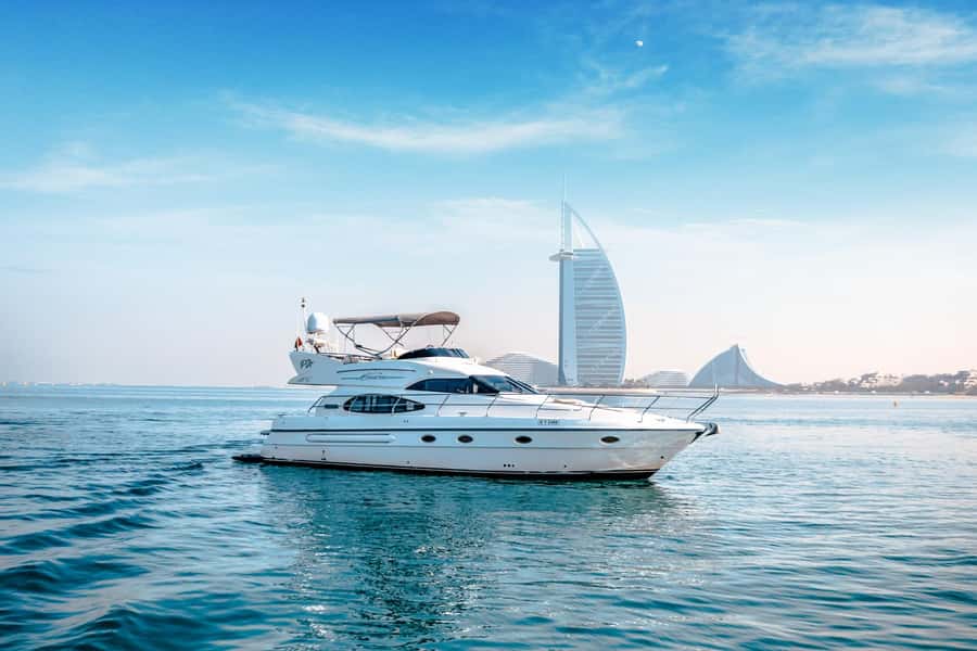 Dubai Yacht Tour - Boat Trip upto 12 guests Private event - Key points at a glance