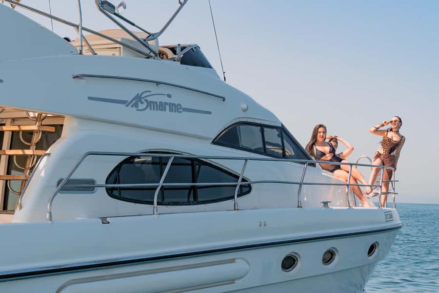 Dubai Yacht Tour - Boat Trip upto 12 guests Private event - Why a private yacht makes sense in Dubai