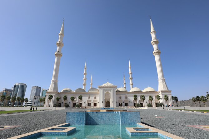 From Dubai to Fujairah: Full Day Tour with Sheikh Zayed Grand Mosque - What the guides add to the experience