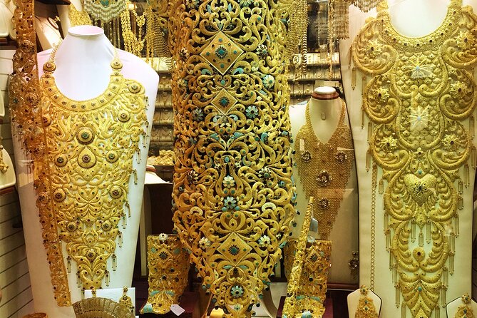 Local Street Food and Guided Walking Tour of Dubai Old Town - A longer pause in Al Souk Al Kabir