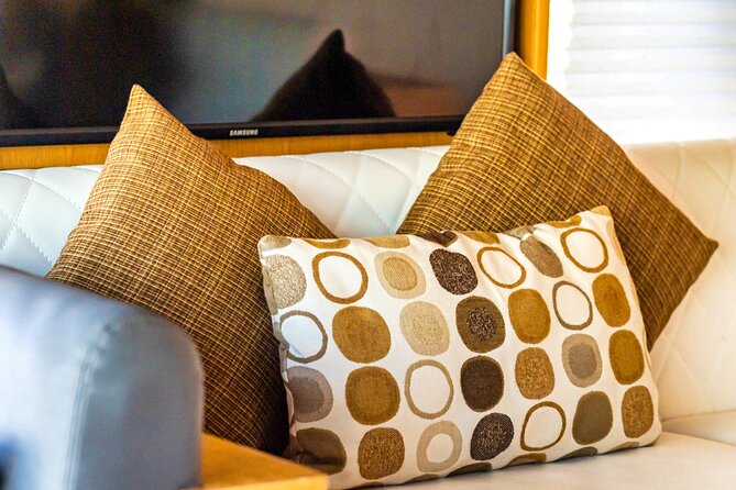 Luxury cruise on The Pearl 48ft to Atlantis & Burj Al Arab. - How the crew shapes the experience