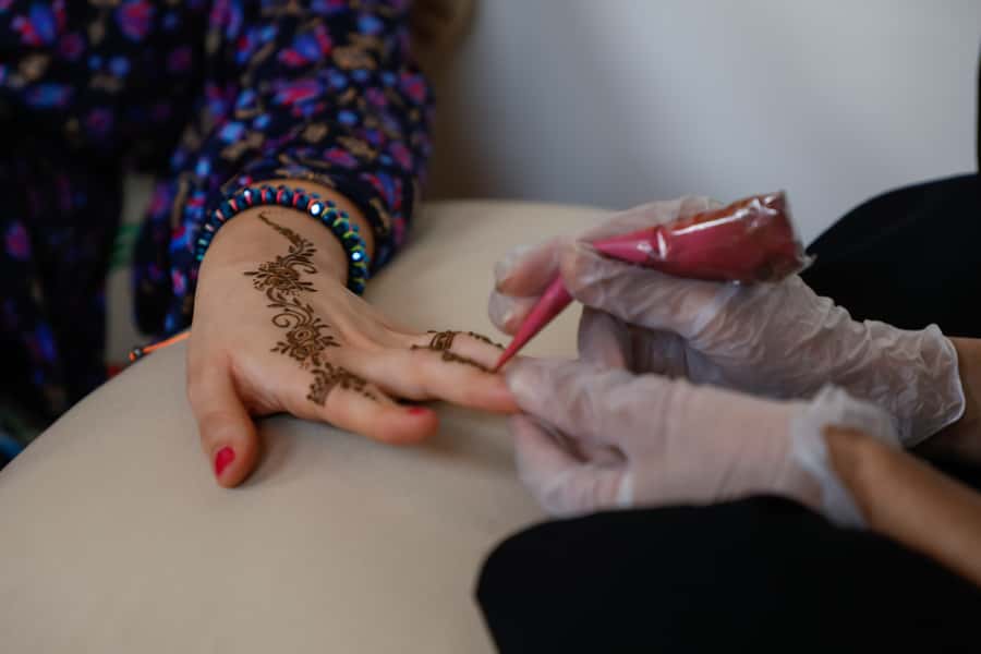 Old Dubai Guided Tour With Photographer: Souks & Street Food - Food, drinks, and the value of $18