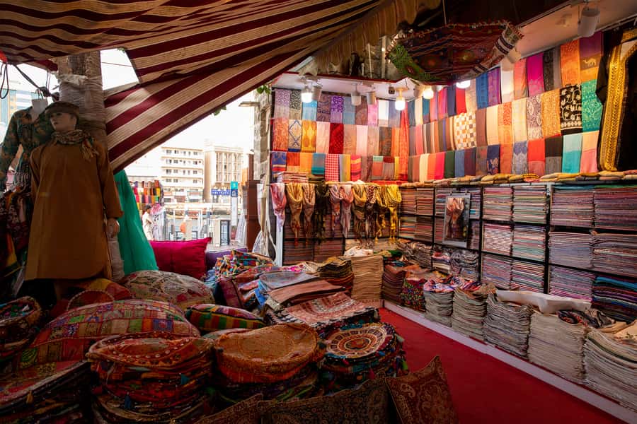 Old Dubai Historic Guided Tour: Creek, Street Food & Souks - What the guides add to the experience
