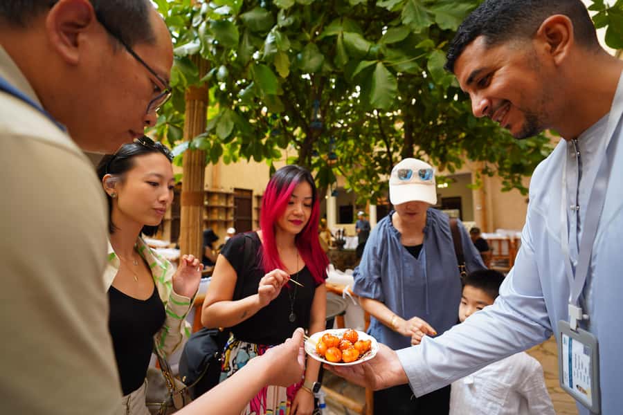Old Dubai: Premium Guided Tour with Street Food & Abra Ride - The guide can make or break the pace