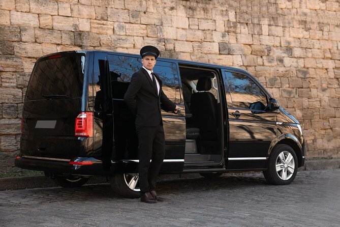 Private One-way Airport Transfer Dubai Airport DXB To Dubai - Landing at DXB and finding the greeter