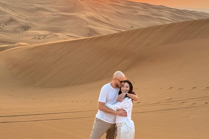 Private Red Dunes Safari Adventure in Dubai: Eureka Desert Moment - Three live shows keep dinner lively