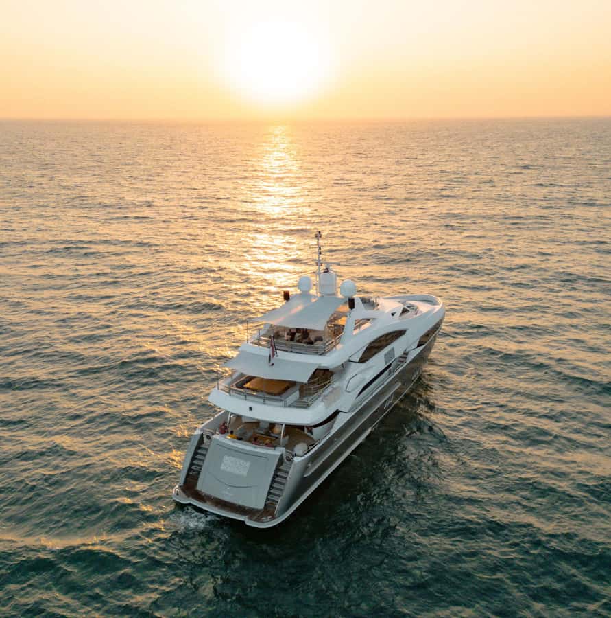 Sunseeker Superyacht: VIP Dinner, Premium Drinks& Live Music - Lounge beats and saxophone after sunset