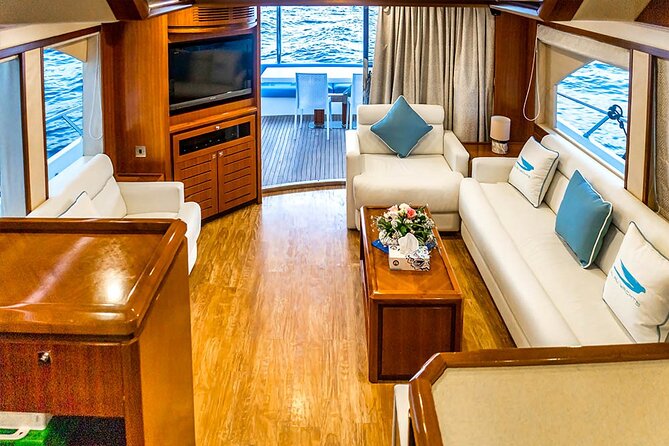 Sunset escape on Bluemoon 64ft from Dubai Marina to Atlantis - Service quality, with one important warning
