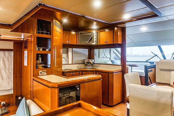 Sunset escape on Bluemoon 64ft from Dubai Marina to Atlantis - What the Bluemoon 64ft yacht gives you